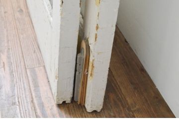 アンティーク建具　ペイント仕上げ限定　重厚!!存在感のある佇まいが魅力な升目(マス目)ペイントガラス戸2枚セット(引き戸、格子戸)(R-067198)