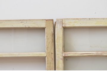 アンティーク建具　レトロな風合いが味わい深いペンキの剥げたガラス窓2枚セット(引き戸、ガラス戸)(R-067211)
