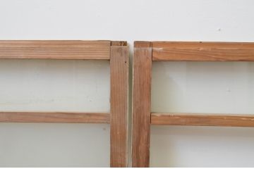 アンティーク建具　レトロな風合いが味わい深いペンキの剥げたガラス窓2枚セット(引き戸、ガラス戸)(R-067211)