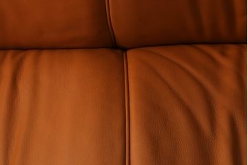 中古　モリシゲ(MORISHIGE/森繁)　G-アーク　本革(レザー)　お洒落なモダンデザインが魅力の2人掛けソファ(二人掛けソファ、2P、ラブソファ、アームソファ)(R-067238)