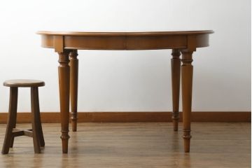 中古　希少　絶版品!!　イタリア製　メデア(Medea)　優美な佇まいが魅力的!!天板の美しい木目が目を惹くダイニングテーブル(エクステンションテーブル、拡張式テーブル、食卓、4人掛け、6人掛け、ラウンドテーブル)(定価約85万円)(R-067242)