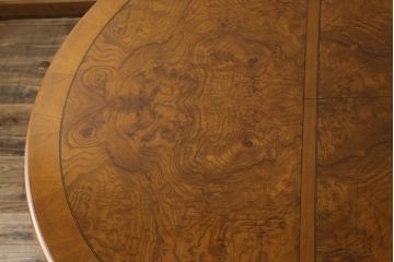 中古　希少　絶版品!!　イタリア製　メデア(Medea)　優美な佇まいが魅力的!!天板の美しい木目が目を惹くダイニングテーブル(エクステンションテーブル、拡張式テーブル、食卓、4人掛け、6人掛け、ラウンドテーブル)(定価約85万円)(R-067242)