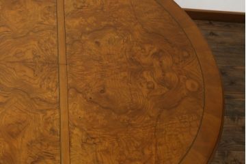 中古　希少　絶版品!!　イタリア製　メデア(Medea)　優美な佇まいが魅力的!!天板の美しい木目が目を惹くダイニングテーブル(エクステンションテーブル、拡張式テーブル、食卓、4人掛け、6人掛け、ラウンドテーブル)(定価約85万円)(R-067242)