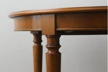 中古　希少　絶版品!!　イタリア製　メデア(Medea)　優美な佇まいが魅力的!!天板の美しい木目が目を惹くダイニングテーブル(エクステンションテーブル、拡張式テーブル、食卓、4人掛け、6人掛け、ラウンドテーブル)(定価約85万円)(R-067242)