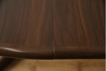 デンマークビンテージ　美品!!　グドメ社(GUDME)　希少なローズウッド材が使われたダイニングテーブル(エクステンションテーブル、食卓、伸長式ダイニングテーブル、2人掛け、4人掛け、6人掛け、ラウンドテーブル、ヴィンテージ、北欧)(R-067243)