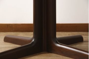デンマークビンテージ　美品!!　グドメ社(GUDME)　希少なローズウッド材が使われたダイニングテーブル(エクステンションテーブル、食卓、伸長式ダイニングテーブル、2人掛け、4人掛け、6人掛け、ラウンドテーブル、ヴィンテージ、北欧)(R-067243)