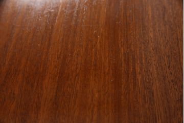 和製ビンテージ　唐木材　花梨(カリン)材の味わい深い色合いが美しいデスクとチェアのセット(両袖机、ニーホールデスク、ワークデスク、在宅用、在宅ワーク用、椅子、イス、板座チェア、ヴィンテージ)(R-067247)