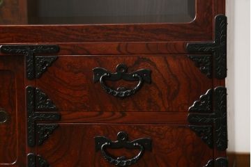 中古　岩谷堂箪笥　漆塗り　和モダンな空間づくりにおすすめの茶箪笥(収納棚、戸棚、飾り棚、サイドボード、サイドキャビネット)(R-067286)