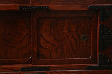 中古　岩谷堂箪笥　漆塗り　和モダンな空間づくりにおすすめの茶箪笥(収納棚、戸棚、飾り棚、サイドボード、サイドキャビネット)(R-067286)