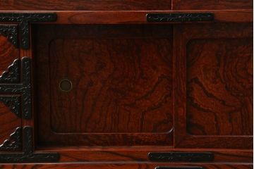 中古　岩谷堂箪笥　漆塗り　和モダンな空間づくりにおすすめの茶箪笥(収納棚、戸棚、飾り棚、サイドボード、サイドキャビネット)(R-067286)