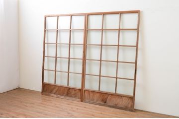 アンティーク建具　温かみのある木味が魅力の升目(マス目)格子のガラス戸2枚セット(引き戸、格子戸)(R-067299)