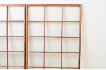 アンティーク建具　温かみのある木味が魅力の升目(マス目)格子のガラス戸2枚セット(引き戸、格子戸)(R-067299)