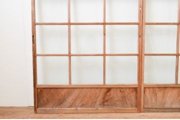 アンティーク建具　温かみのある木味が魅力の升目(マス目)格子のガラス戸2枚セット(引き戸、格子戸)(R-067299)