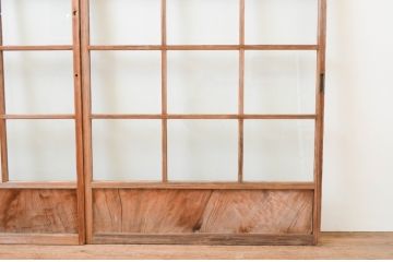 アンティーク建具　温かみのある木味が魅力の升目(マス目)格子のガラス戸2枚セット(引き戸、格子戸)(R-067299)