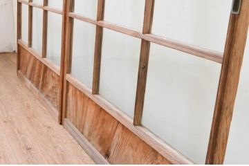 アンティーク建具　温かみのある木味が魅力の升目(マス目)格子のガラス戸2枚セット(引き戸、格子戸)(R-067299)