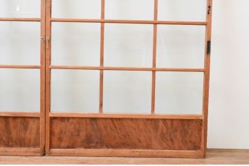 アンティーク建具　温かみのある木味が魅力の升目(マス目)格子のガラス戸2枚セット(引き戸、格子戸)(R-067299)