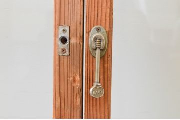 アンティーク建具　温かみのある木味が魅力の升目(マス目)格子のガラス戸2枚セット(引き戸、格子戸)(R-067299)