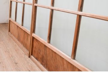 アンティーク建具　温かみのある木味が魅力の升目(マス目)格子のガラス戸2枚セット(引き戸、格子戸)(R-067299)