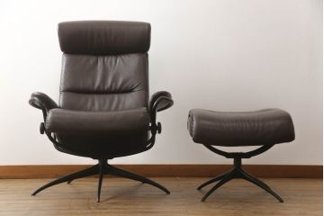 中古　美品　EKORNES(エコーネス)　トーキョー　ヘッドレスト付ローバック　Mサイズ　スタイリッシュなデザインが魅力のストレスレスチェア&オットマンのセット(スターベース、1人掛けソファ、一人掛けソファ、1Pソファ、アームチェア、リクライニングチェア、フットスツール、北欧、本革、レザーチェア)(定価約35万2千円)(R-067304)