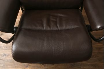 中古　美品　EKORNES(エコーネス)　トーキョー　ヘッドレスト付ローバック　Mサイズ　スタイリッシュなデザインが魅力のストレスレスチェア&オットマンのセット(スターベース、1人掛けソファ、一人掛けソファ、1Pソファ、アームチェア、リクライニングチェア、フットスツール、北欧、本革、レザーチェア)(定価約35万2千円)(R-067304)