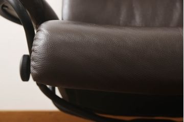 中古　美品　EKORNES(エコーネス)　トーキョー　ヘッドレスト付ローバック　Mサイズ　スタイリッシュなデザインが魅力のストレスレスチェア&オットマンのセット(スターベース、1人掛けソファ、一人掛けソファ、1Pソファ、アームチェア、リクライニングチェア、フットスツール、北欧、本革、レザーチェア)(定価約35万2千円)(R-067304)