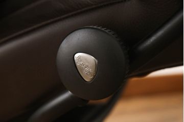 中古　美品　EKORNES(エコーネス)　トーキョー　ヘッドレスト付ローバック　Mサイズ　スタイリッシュなデザインが魅力のストレスレスチェア&オットマンのセット(スターベース、1人掛けソファ、一人掛けソファ、1Pソファ、アームチェア、リクライニングチェア、フットスツール、北欧、本革、レザーチェア)(定価約35万2千円)(R-067304)