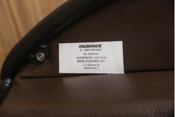 中古　美品　EKORNES(エコーネス)　トーキョー　ヘッドレスト付ローバック　Mサイズ　スタイリッシュなデザインが魅力のストレスレスチェア&オットマンのセット(スターベース、1人掛けソファ、一人掛けソファ、1Pソファ、アームチェア、リクライニングチェア、フットスツール、北欧、本革、レザーチェア)(定価約35万2千円)(R-067304)