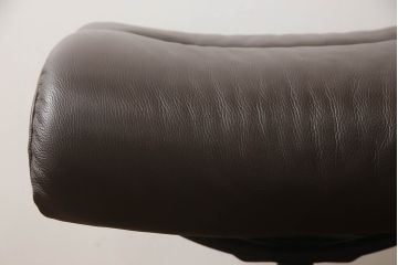 中古　美品　EKORNES(エコーネス)　トーキョー　ヘッドレスト付ローバック　Mサイズ　スタイリッシュなデザインが魅力のストレスレスチェア&オットマンのセット(スターベース、1人掛けソファ、一人掛けソファ、1Pソファ、アームチェア、リクライニングチェア、フットスツール、北欧、本革、レザーチェア)(定価約35万2千円)(R-067304)