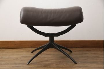 中古　美品　EKORNES(エコーネス)　トーキョー　ヘッドレスト付ローバック　Mサイズ　スタイリッシュなデザインが魅力のストレスレスチェア&オットマンのセット(スターベース、1人掛けソファ、一人掛けソファ、1Pソファ、アームチェア、リクライニングチェア、フットスツール、北欧、本革、レザーチェア)(定価約35万2千円)(R-067304)