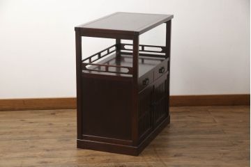 中古　落ち着いた和モダンスタイルの空間づくりにおすすめな格子扉付き和風収納棚(茶タンス、茶棚、飾り棚、水屋箪笥サイドボード、サイドキャビネット、戸棚)(R-067306)