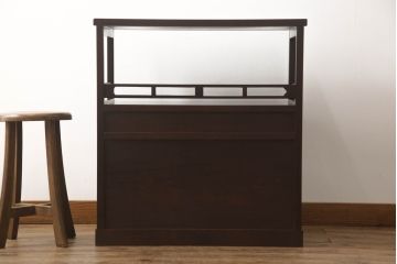 中古　落ち着いた和モダンスタイルの空間づくりにおすすめな格子扉付き和風収納棚(茶タンス、茶棚、飾り棚、水屋箪笥サイドボード、サイドキャビネット、戸棚)(R-067306)