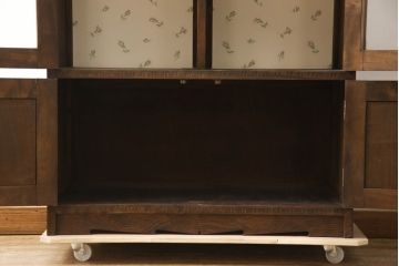 中古　美品　軽井沢彫り　丁寧に彫り込まれた桜の図柄が美しいブックケース(本箱、キャビネット、収納棚、戸棚、飾り棚)(R-067314)