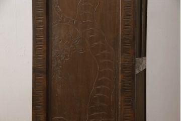 中古　美品　軽井沢彫り　丁寧に彫り込まれた桜の図柄が美しいブックケース(本箱、キャビネット、収納棚、戸棚、飾り棚)(R-067314)