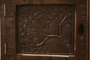 中古　美品　軽井沢彫り　丁寧に彫り込まれた桜の図柄が美しいブックケース(本箱、キャビネット、収納棚、戸棚、飾り棚)(R-067314)