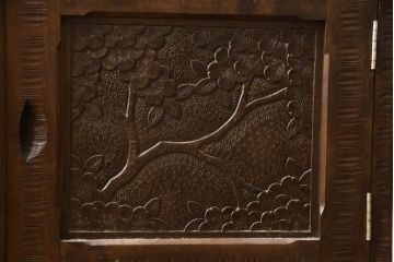 中古　美品　軽井沢彫り　丁寧に彫り込まれた桜の図柄が美しいブックケース(本箱、キャビネット、収納棚、戸棚、飾り棚)(R-067314)