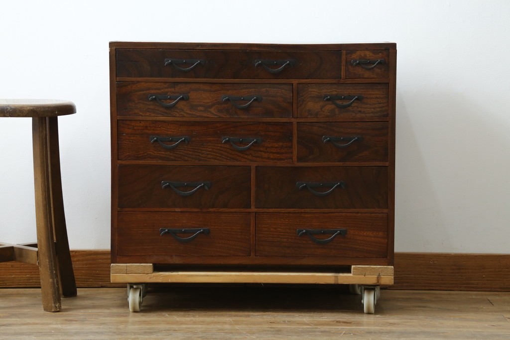 和製アンティーク　上手物　蟻組み(アリ組み、あり組み)　三方欅(ケヤキ)材　漆塗り　引き出し10杯付き!!くっきりした杢目が魅力の小引き出し　(R-067318)