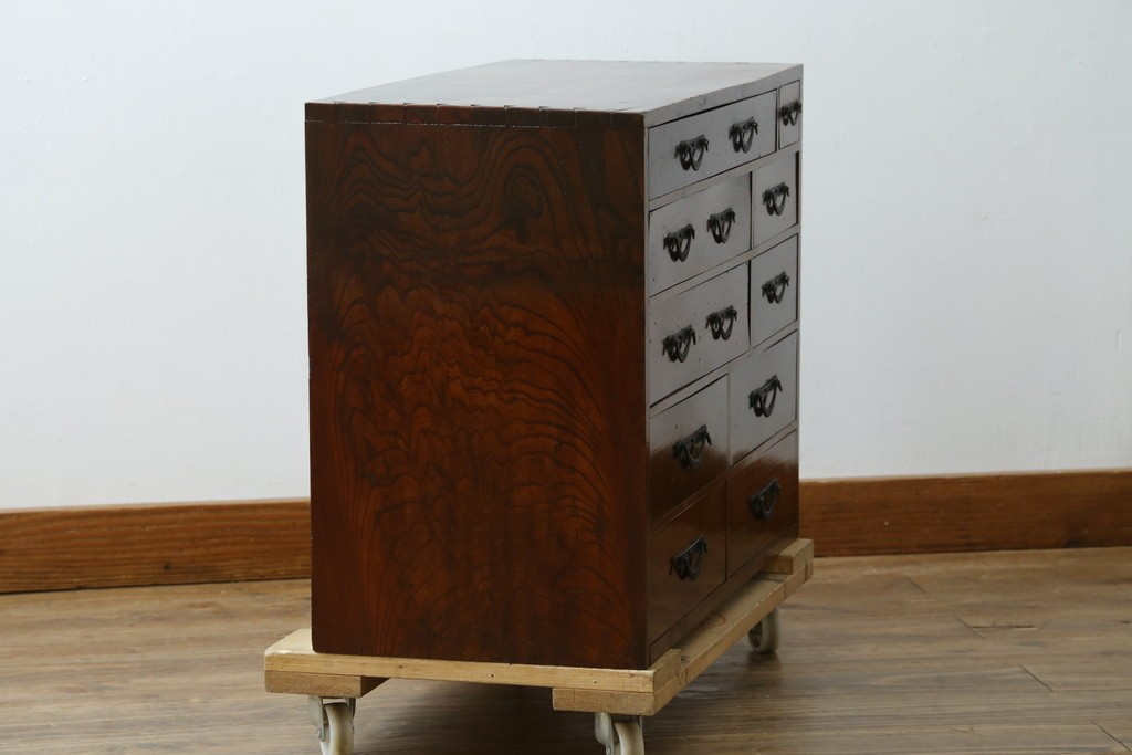 和製アンティーク　上手物　蟻組み(アリ組み、あり組み)　三方欅(ケヤキ)材　漆塗り　引き出し10杯付き!!くっきりした杢目が魅力の小引き出し　(R-067318)