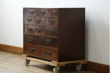 和製アンティーク　上手物　蟻組み(アリ組み、あり組み)　三方欅(ケヤキ)材　漆塗り　引き出し10杯付き!!くっきりした杢目が魅力の小引き出し　(R-067318)