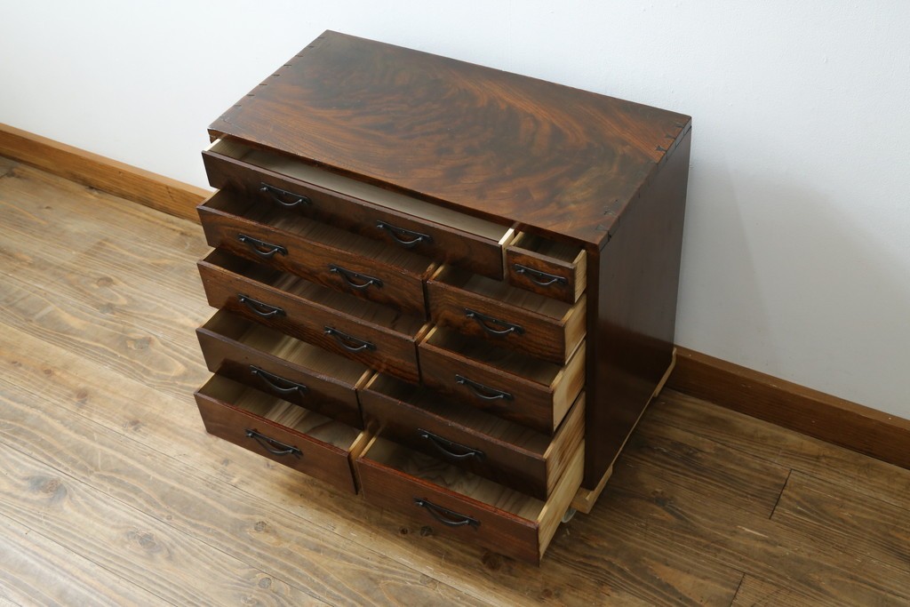 和製アンティーク　上手物　蟻組み(アリ組み、あり組み)　三方欅(ケヤキ)材　漆塗り　引き出し10杯付き!!くっきりした杢目が魅力の小引き出し　(R-067318)