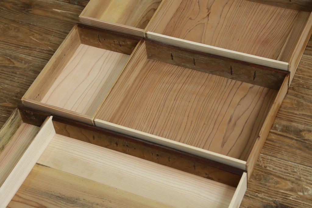 和製アンティーク　上手物　蟻組み(アリ組み、あり組み)　三方欅(ケヤキ)材　漆塗り　引き出し10杯付き!!くっきりした杢目が魅力の小引き出し　(R-067318)