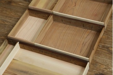 和製アンティーク　上手物　蟻組み(アリ組み、あり組み)　三方欅(ケヤキ)材　漆塗り　引き出し10杯付き!!くっきりした杢目が魅力の小引き出し　(R-067318)