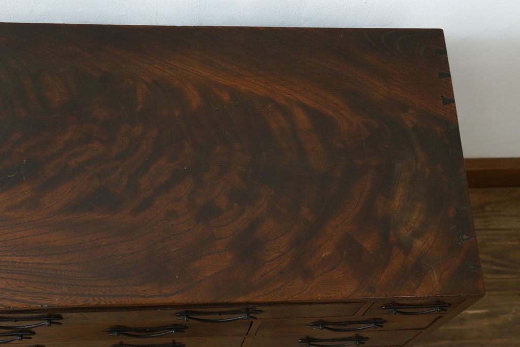 和製アンティーク　上手物　蟻組み(アリ組み、あり組み)　三方欅(ケヤキ)材　漆塗り　引き出し10杯付き!!くっきりした杢目が魅力の小引き出し　(R-067318)