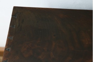 和製アンティーク　上手物　蟻組み(アリ組み、あり組み)　三方欅(ケヤキ)材　漆塗り　引き出し10杯付き!!くっきりした杢目が魅力の小引き出し　(R-067318)