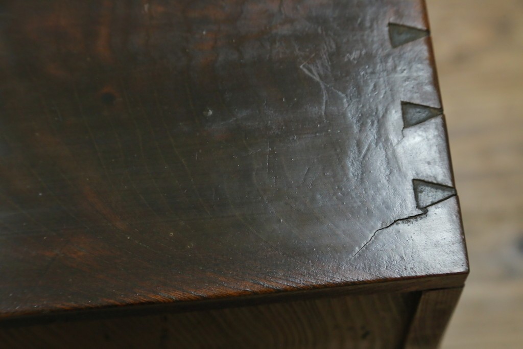 和製アンティーク　上手物　蟻組み(アリ組み、あり組み)　三方欅(ケヤキ)材　漆塗り　引き出し10杯付き!!くっきりした杢目が魅力の小引き出し　(R-067318)