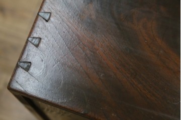 和製アンティーク　上手物　蟻組み(アリ組み、あり組み)　三方欅(ケヤキ)材　漆塗り　引き出し10杯付き!!くっきりした杢目が魅力の小引き出し　(R-067318)