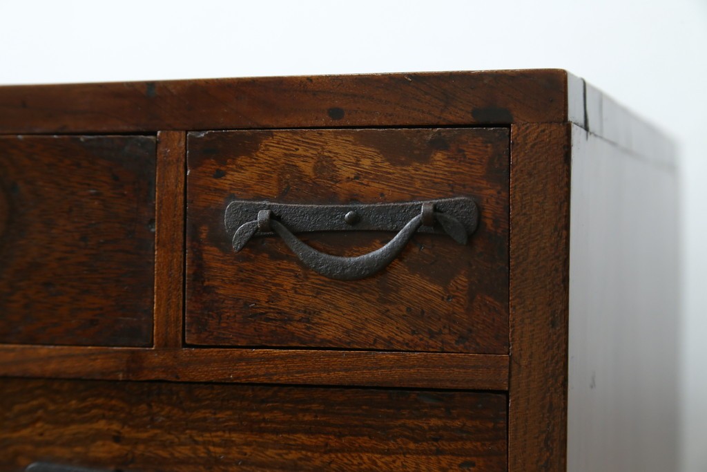 和製アンティーク　上手物　蟻組み(アリ組み、あり組み)　三方欅(ケヤキ)材　漆塗り　引き出し10杯付き!!くっきりした杢目が魅力の小引き出し　(R-067318)