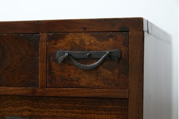 和製アンティーク　上手物　蟻組み(アリ組み、あり組み)　三方欅(ケヤキ)材　漆塗り　引き出し10杯付き!!くっきりした杢目が魅力の小引き出し　(R-067318)