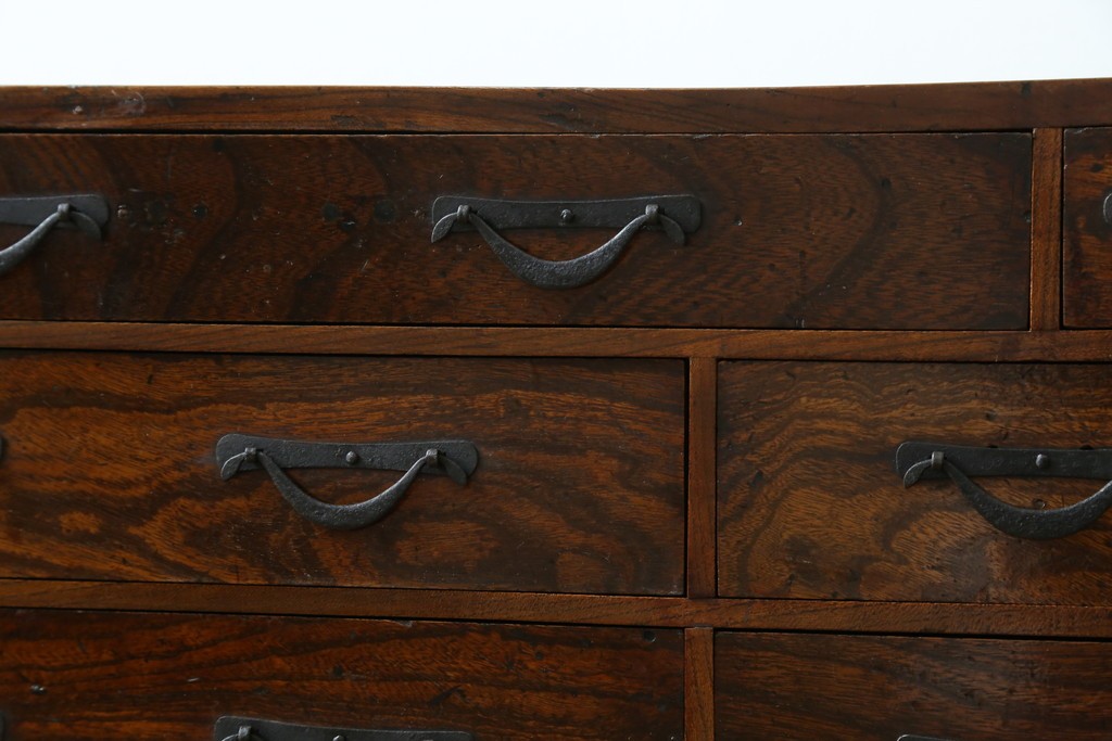 和製アンティーク　上手物　蟻組み(アリ組み、あり組み)　三方欅(ケヤキ)材　漆塗り　引き出し10杯付き!!くっきりした杢目が魅力の小引き出し　(R-067318)