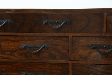 和製アンティーク　上手物　蟻組み(アリ組み、あり組み)　三方欅(ケヤキ)材　漆塗り　引き出し10杯付き!!くっきりした杢目が魅力の小引き出し　(R-067318)