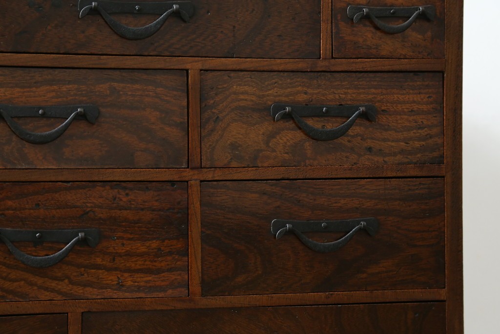 和製アンティーク　上手物　蟻組み(アリ組み、あり組み)　三方欅(ケヤキ)材　漆塗り　引き出し10杯付き!!くっきりした杢目が魅力の小引き出し　(R-067318)